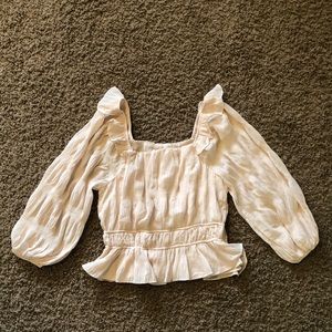 Lacy float quarter sleeve shirt. Can be worn off the shoulder as well